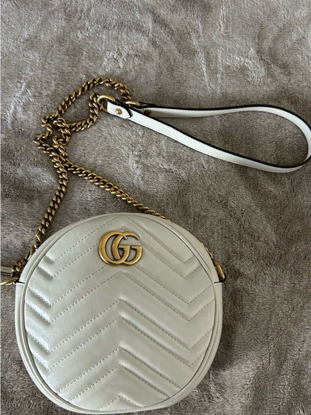 Gucci White Chevron Quilted Round Leather Crossbody with Gold GG - Picture 3 of 5